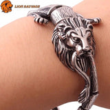 Bracelet Tueur de Lion sur la main