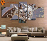 Tableau Girafe Design accroché sur le mur