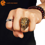 Bague Lion Jaune sur le doigt